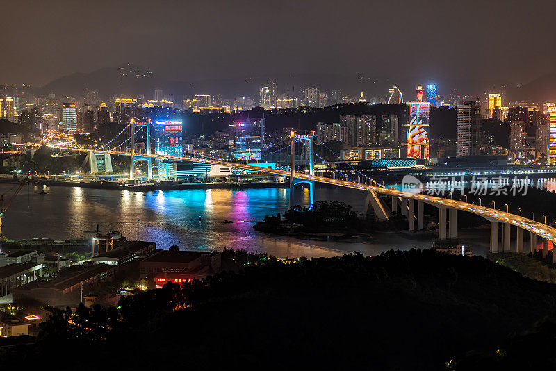 城市跨海大桥夜景
