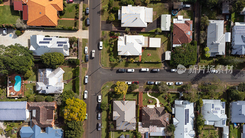 郊区街道和房屋的鸟瞰图