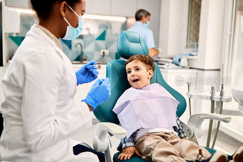 可爱的孩子预约了牙科诊所。