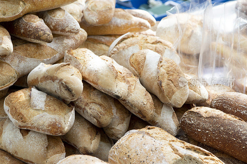 露天农贸市场的桌子上放着一堆面包