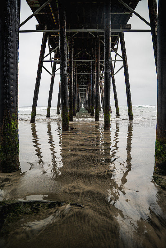 加利福尼亚海岸的一个码头的戏剧性镜头