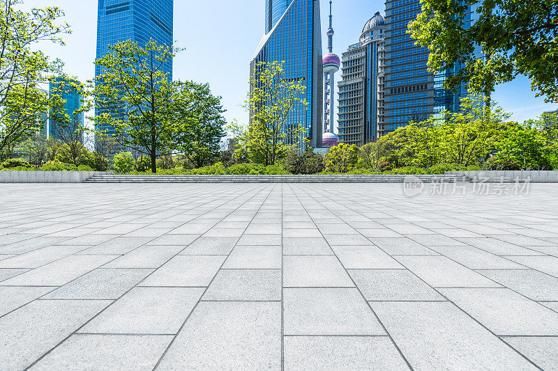 空瓷砖地板与上海城市天际线的背景