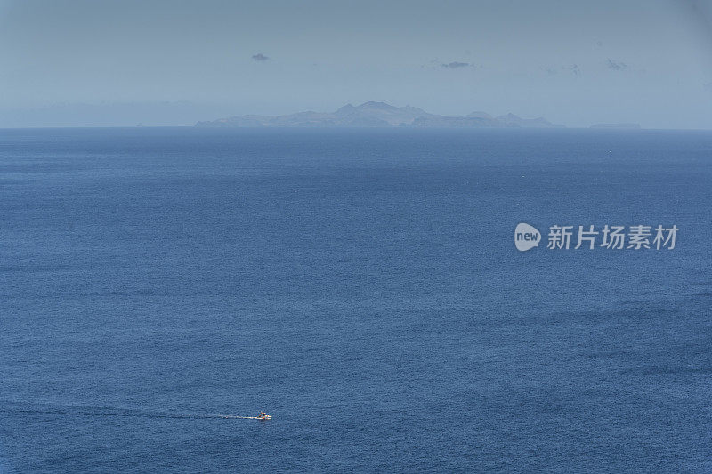 大海，地平线上有一座岛