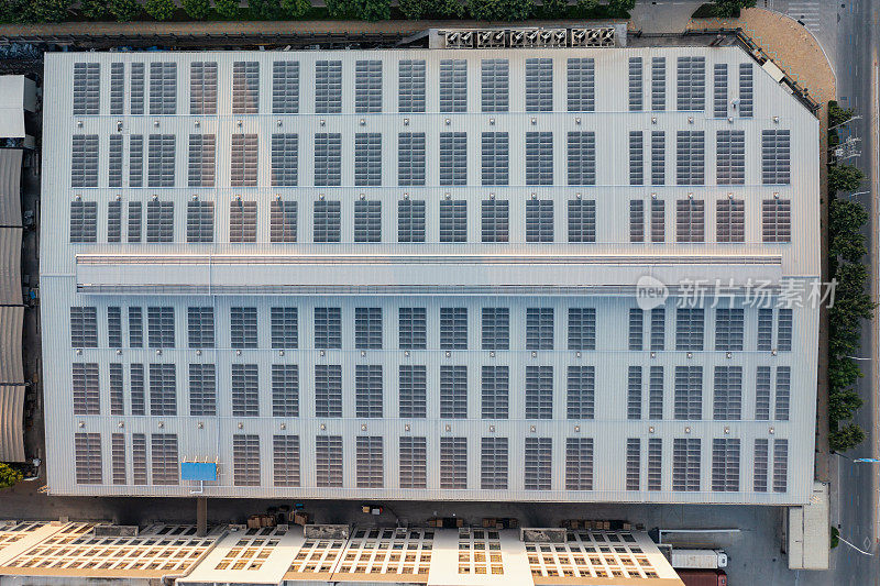 工业园区屋顶太阳能电池板的鸟瞰图