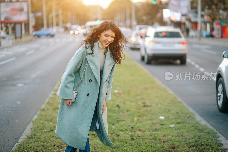 时尚的女人穿过城市的街道