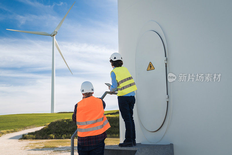 工程师在可再生风能农场工作-可持续能源产业概念