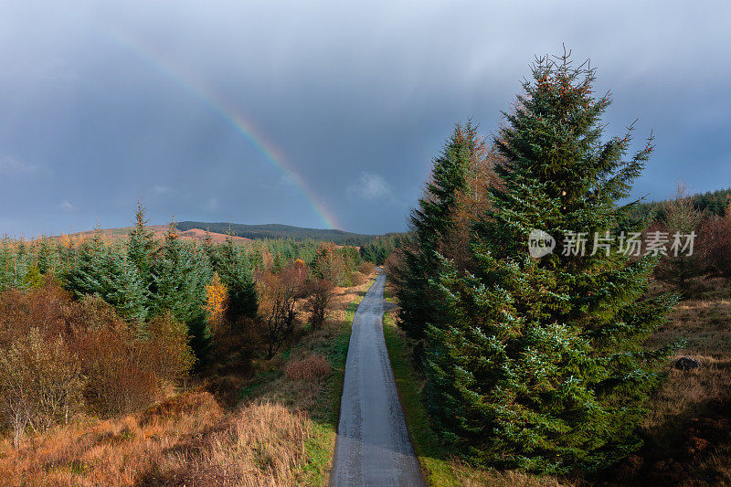 苏格兰偏远乡村公路的高架景观