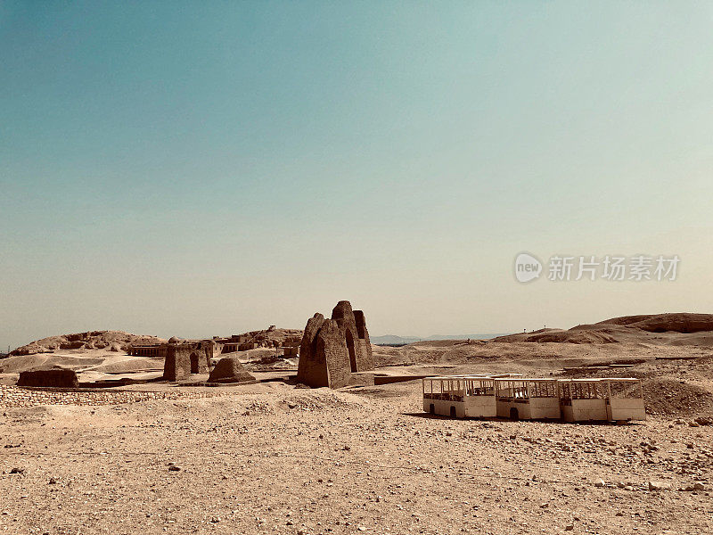 埃及卢克索哈特谢普苏特停尸庙周围的古城废墟