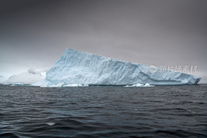 柯蒂斯湾的大气景观和漂浮在南极洲的冰山
