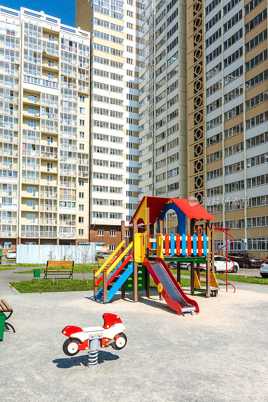 城市新住宅区的儿童游乐场
