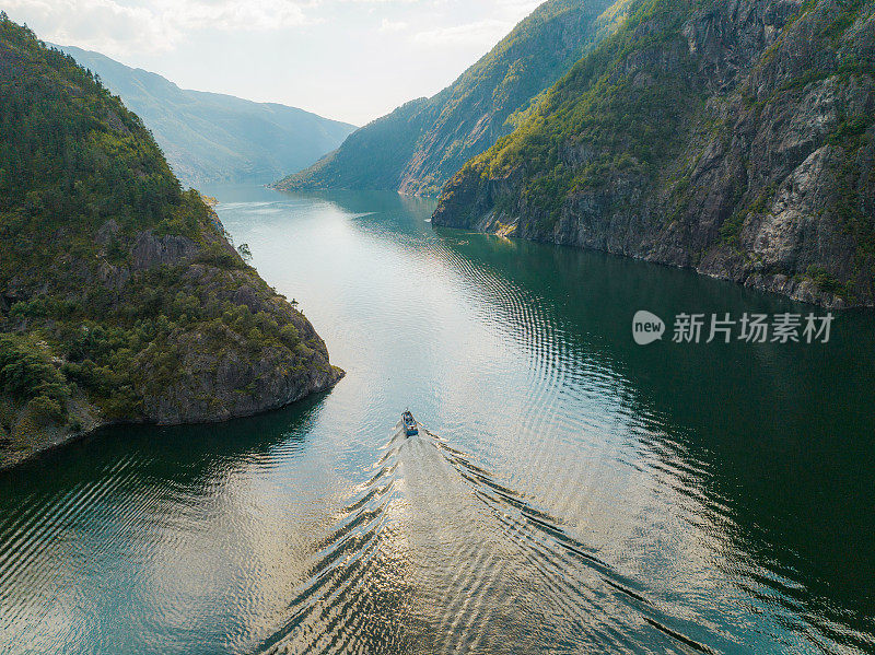 挪威湖上船只的风景鸟瞰图