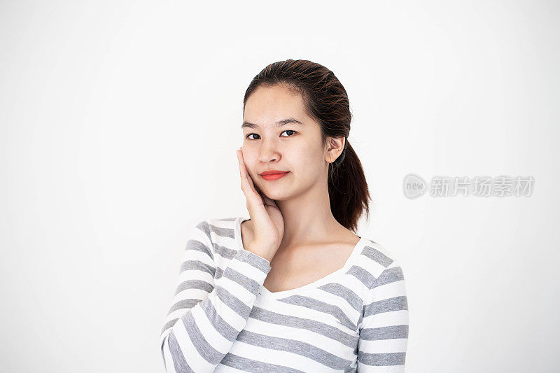 美丽的年轻亚洲女人长头发干净新鲜的皮肤。面部护理，面部治疗，美容，美容和健康皮肤和美容理念的概念。