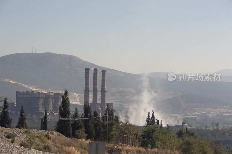 位于土耳其博德鲁姆附近的爱琴海海岸戈科瓦湾，带烟烟囱的煤热电厂