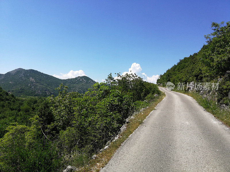 通往山区的路