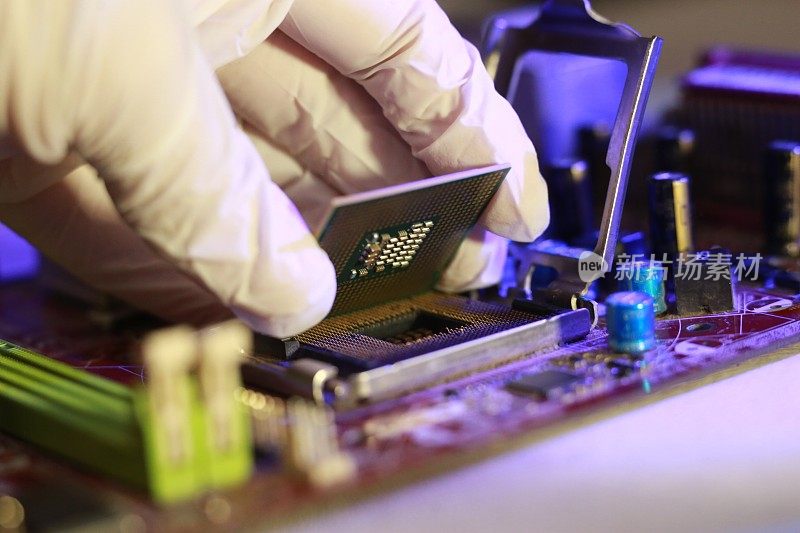 技术人员在主板上安装CPU芯片微处理器插座
