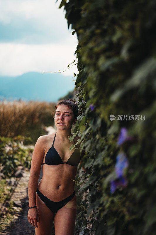 美丽性感的年轻背包客女子在危地马拉的阿蒂特兰湖岸边的泳衣冒险旅行