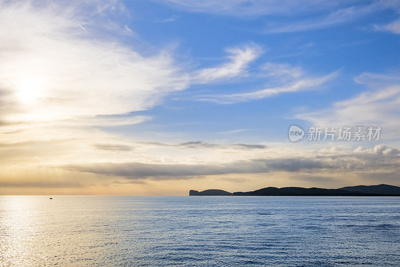 卡恰角的景色，雄伟的石灰岩海角在撒丁岛西北部