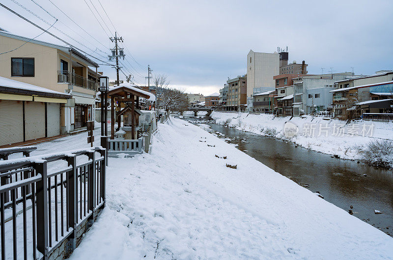 日本高山市村雪与溪水