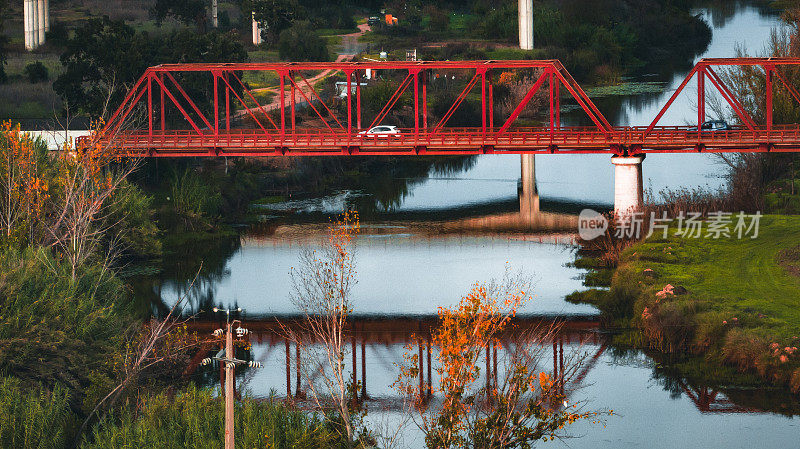 葡萄牙南部两座桥连接的两座银行的航拍镜头
