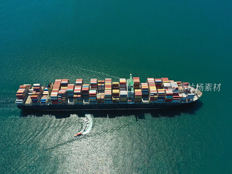 一艘装载集装箱货船的鸟瞰图。无人机的观点