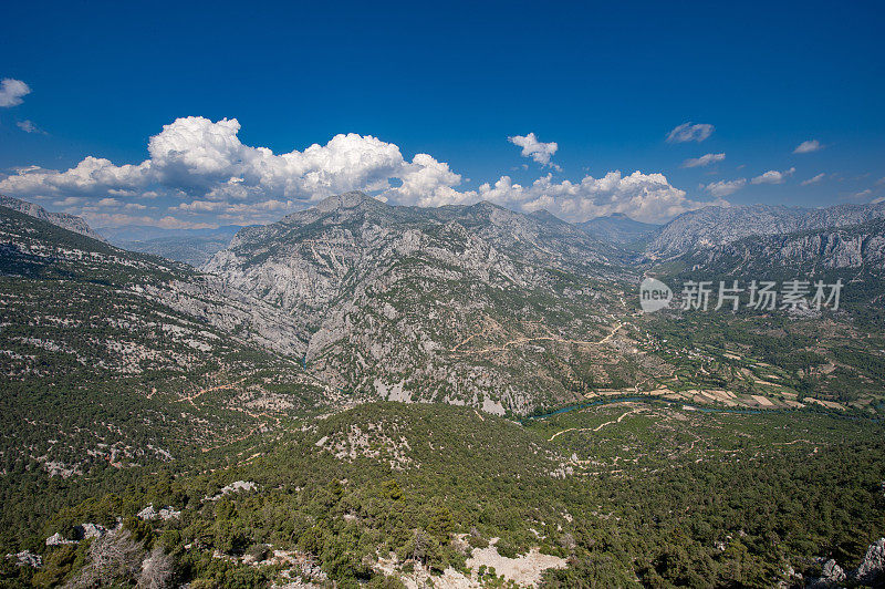 马纳夫加特河流经的石灰岩山谷