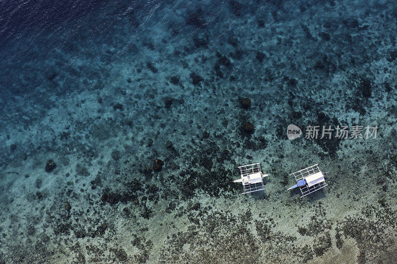 浅水区的船只