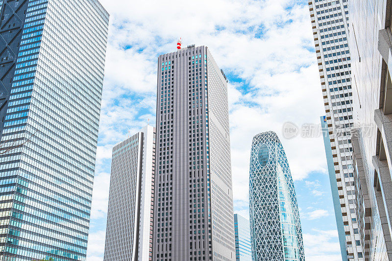 高楼大厦和蓝天——日本东京新宿