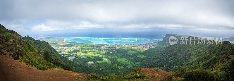 郁郁葱葱的山丘和泻湖的全景