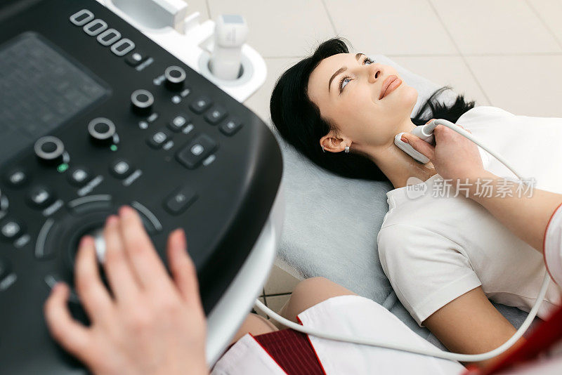 年轻女性病人在甲状腺超声检查期间躺在医务室的沙发上