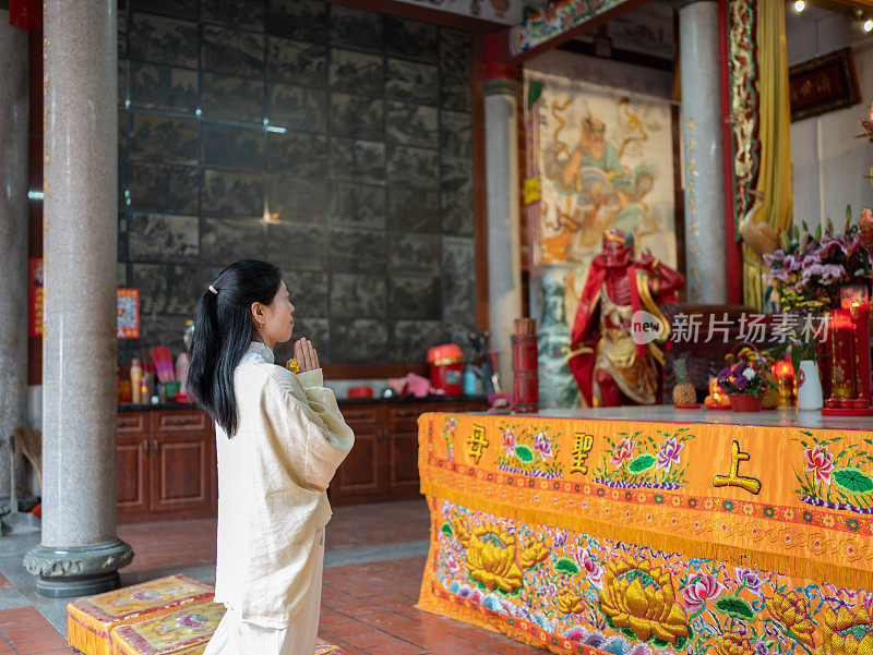 女子在庙里祈祷