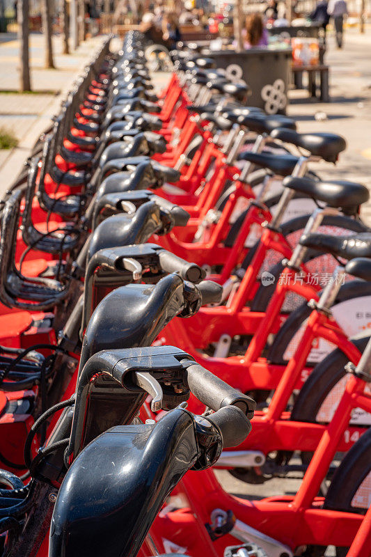巴塞罗那Bicing服务的电动自行车排成一列，在一个线性停车场充电。
