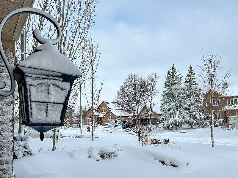 住宅小区的冬季视图和清除车道上的积雪，伍德布里奇，加拿大