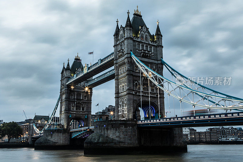 英国伦敦塔桥，白天阴天对比