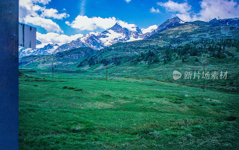 1989年的旧正片扫描，火车上的风景在伯尔尼纳山口，瑞士