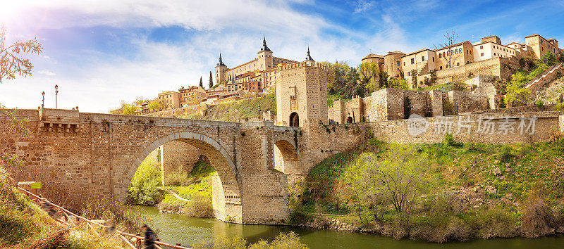 西班牙托莱多城堡全景图。