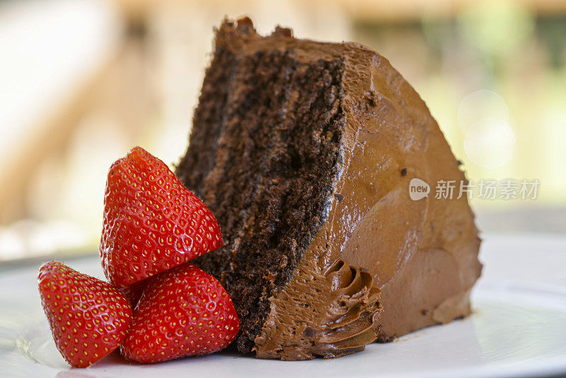 巧克力蛋糕配新鲜草莓