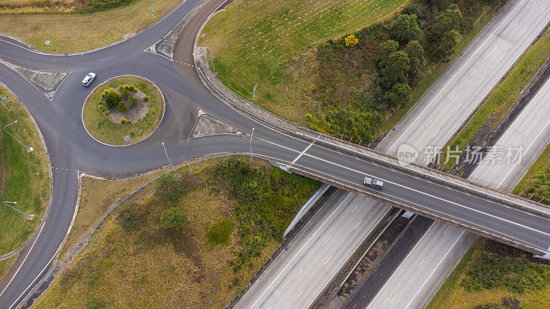 高速公路交界处环岛鸟瞰图