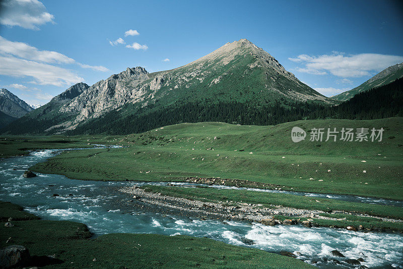 河水沿着绿色的山谷流向山峰