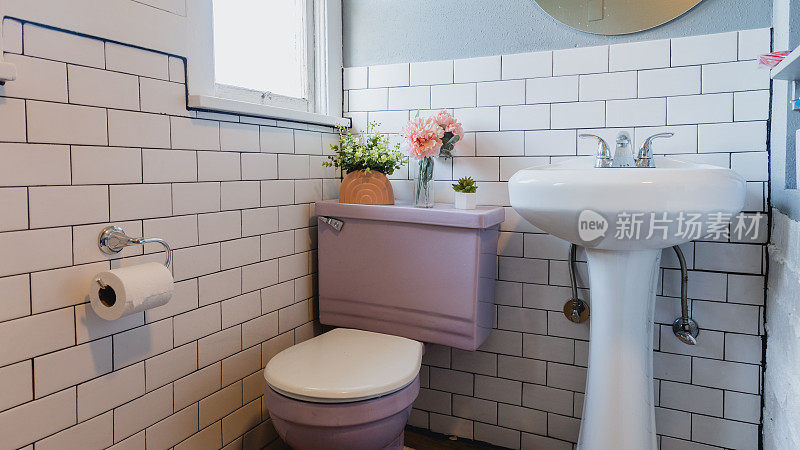带白色瓷砖的复古紫色浴室