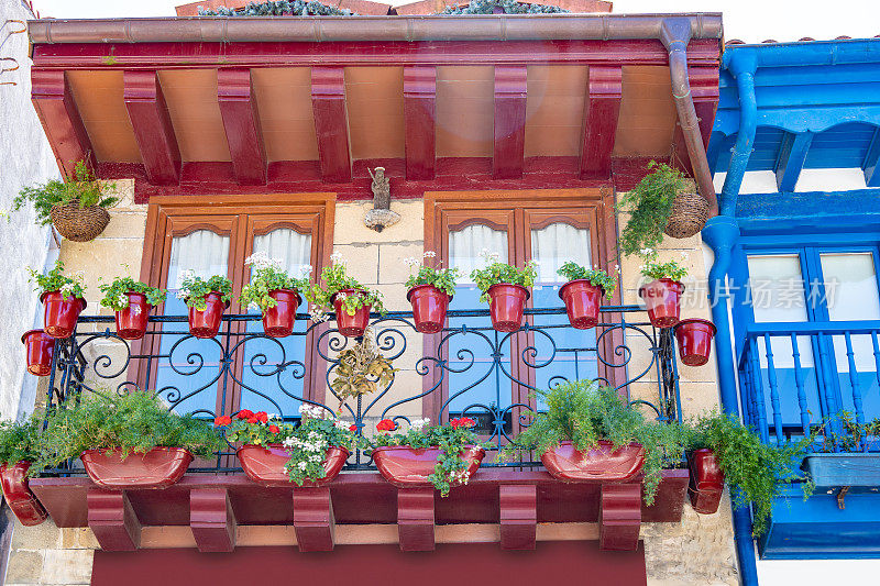 西班牙巴斯克地区，吉普斯科亚美丽的村庄彩色外墙