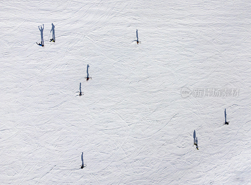 冬季旅游胜地滑雪场雪道上滑雪者的影子