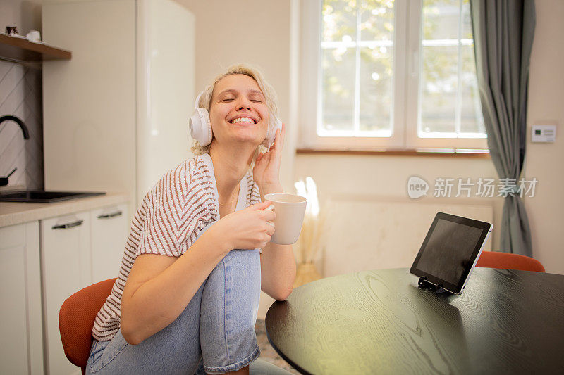 年轻女子正在家里听音乐