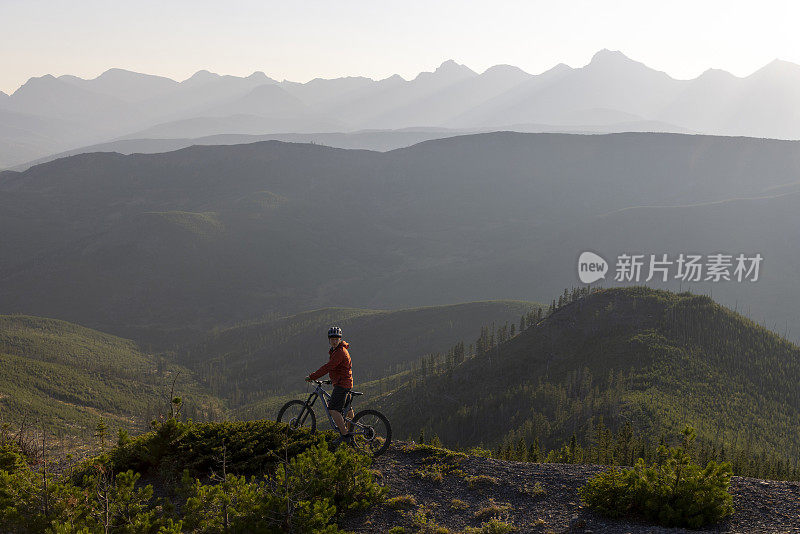 男山地自行车手在山脊上停下来