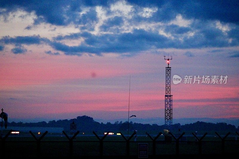 粉红色的天空俯瞰都柏林机场的地平线
