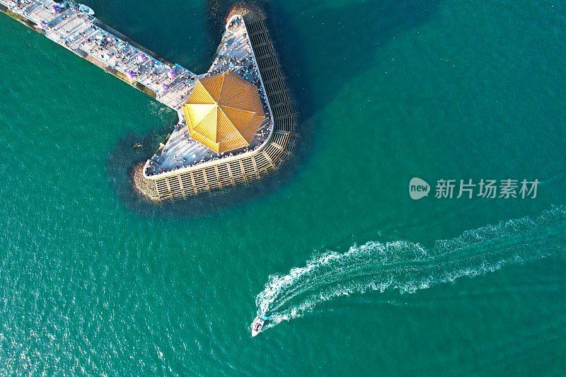 海滨城市青岛的鸟瞰图，从码头上可以看到令人惊叹的海景