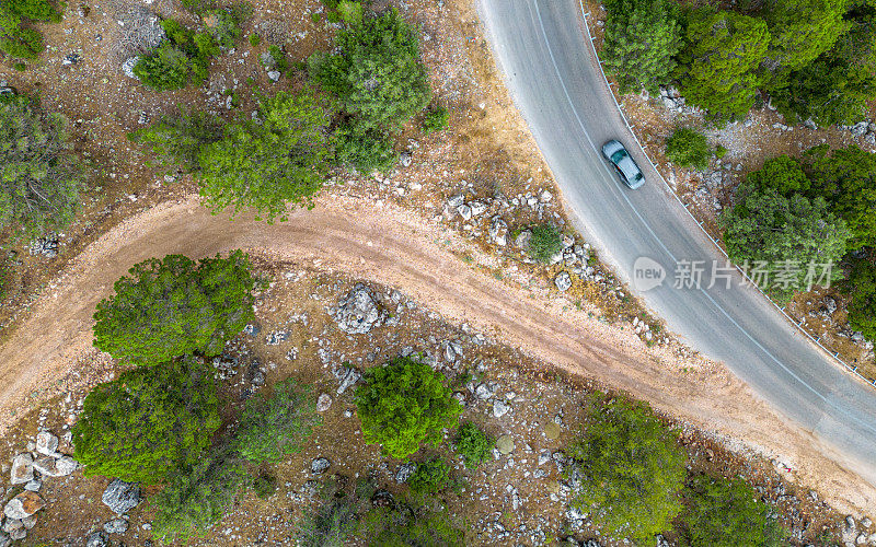 这条路在本质上分为两条。一种是沥青，另一种是土壤。无人机航拍