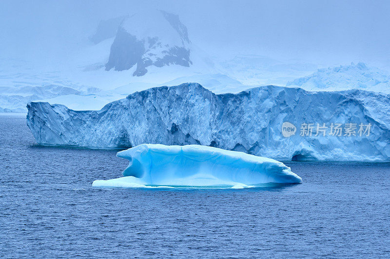 漂浮在海水上的冰山，南极洲
