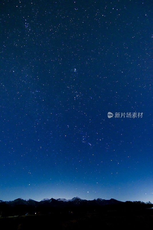 日本长野县中野市郊区的矢竹山和星空