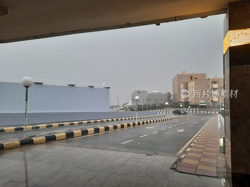 巴哈地区，法赫德国王医院急诊前的空间，在一个下雨的冬天，天空灰蒙蒙的，布满了云