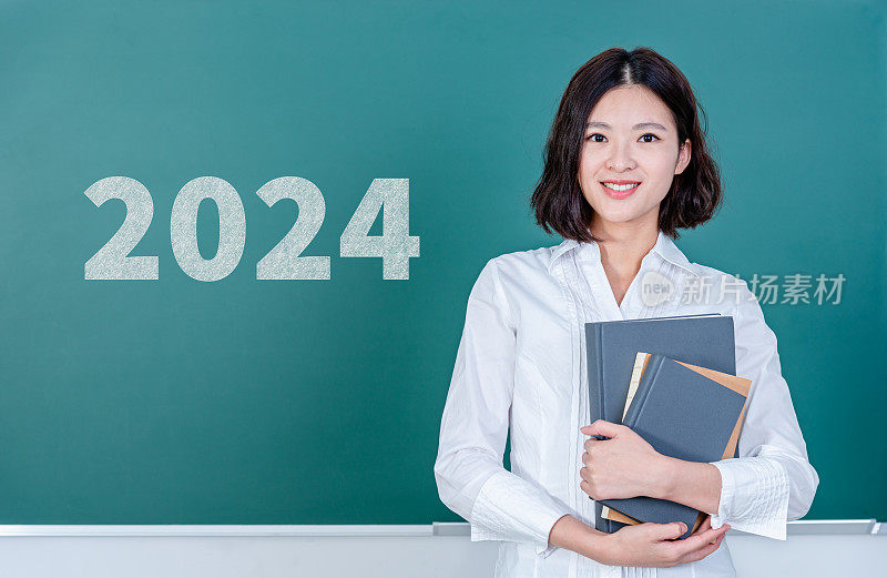 年轻的女教师，黑板上写着新年数字2024